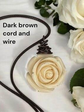 5 For $25💫Cream Rose Pendant Necklace